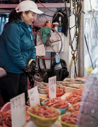 seafood vendor at fisherman's wharf in steveston village richmond